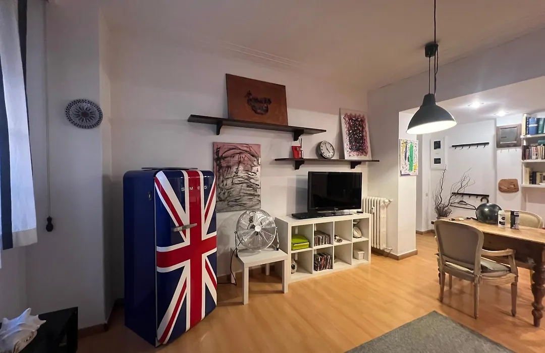 2 Bedroom Flat At Just 4 Tube Stops From Coliseum-1